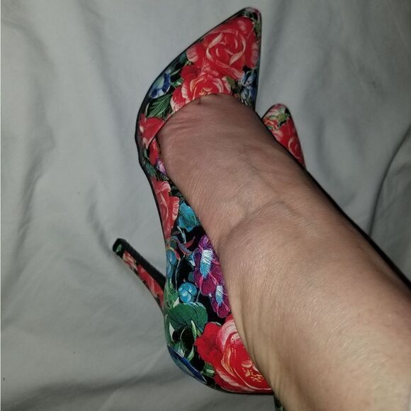 High heels  flower designs well worn - Picture 11 of 14